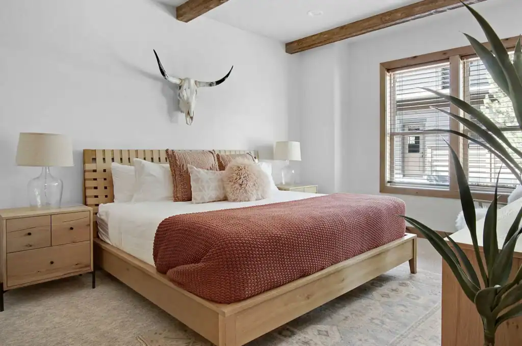 8 Simple Luxurious Bedroom Decor Ideas That Won’t Cost a Fortune 2 Luxurious Bedroom Decor Ideas